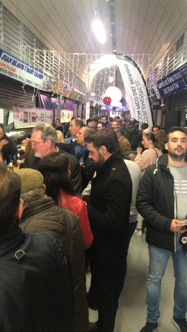 El Mercado de San Francisco ha acogido esta mañana VI Feria del Aceite de Oliva y el IV Concurso Nacional de Cortadores de Jamón, prueba puntuable en el circuito nacional