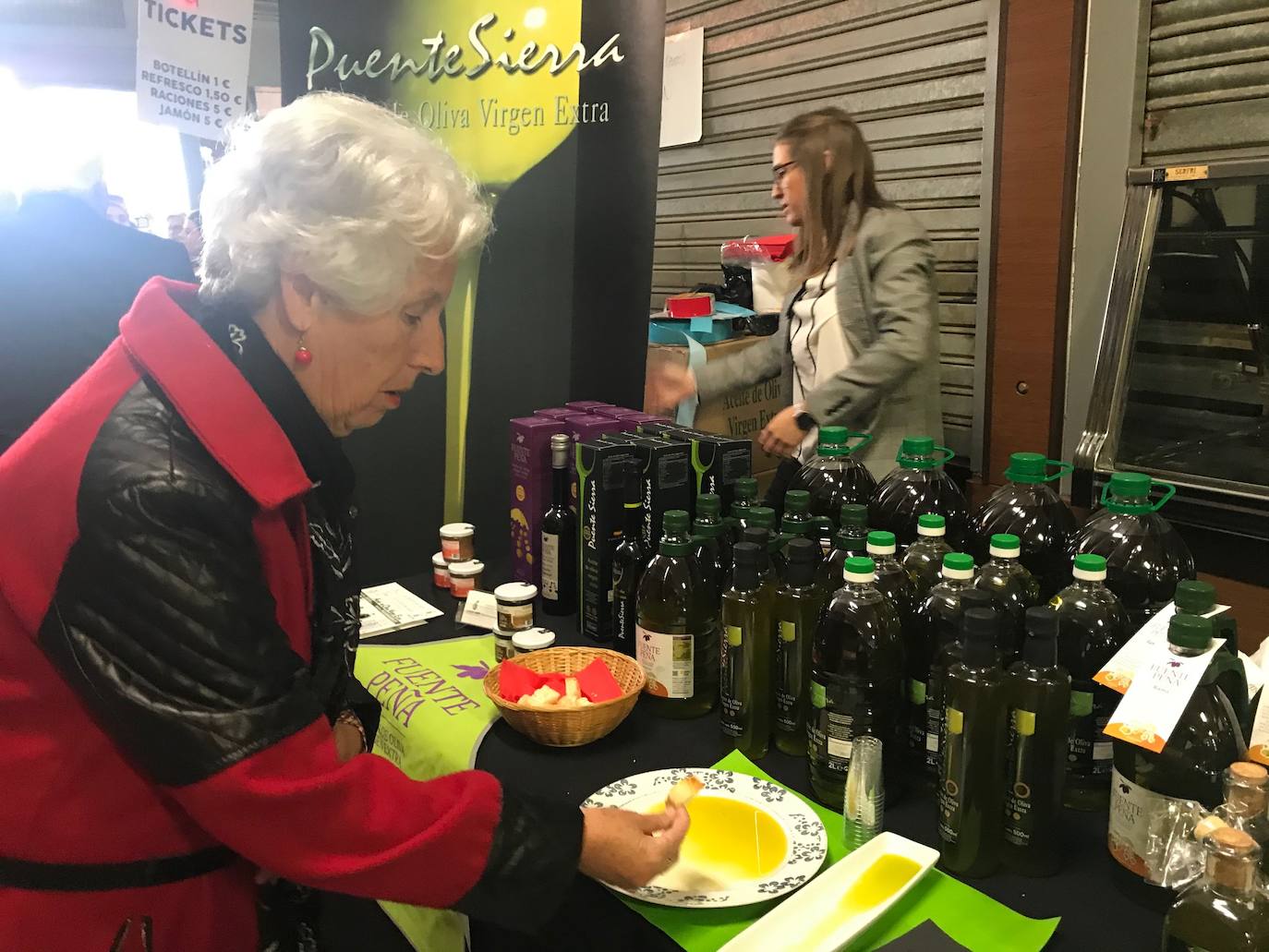 El Mercado de San Francisco ha acogido esta mañana VI Feria del Aceite de Oliva y el IV Concurso Nacional de Cortadores de Jamón, prueba puntuable en el circuito nacional