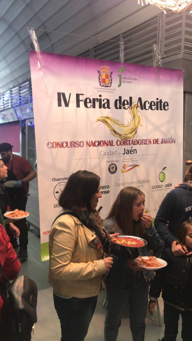 El Mercado de San Francisco ha acogido esta mañana VI Feria del Aceite de Oliva y el IV Concurso Nacional de Cortadores de Jamón, prueba puntuable en el circuito nacional