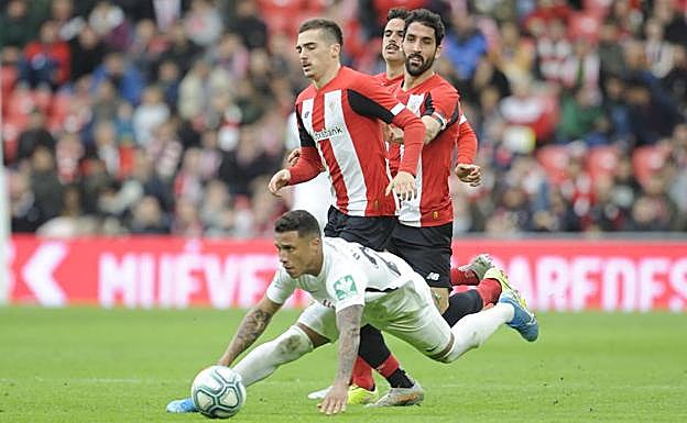 Darwin Machís cae en plena conducción perseguido por Córdoba y Raúl García, protagonista del partido. 