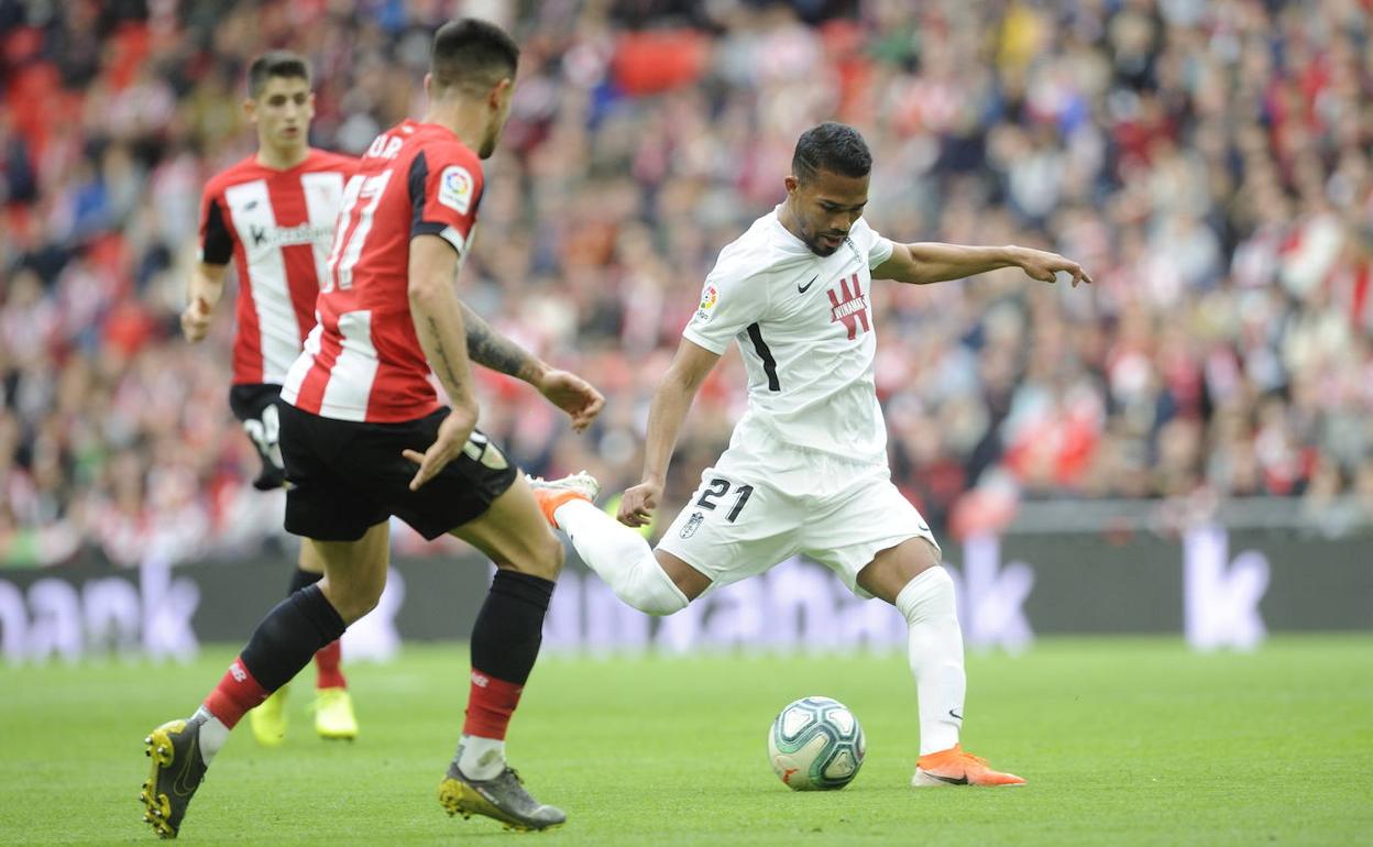 Yangel Herrera trata de golpear ante Yuri. 