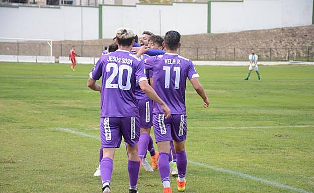 Los jugadores del conjunto de la capital jienense celebran el primer gol ante el Antequera. 