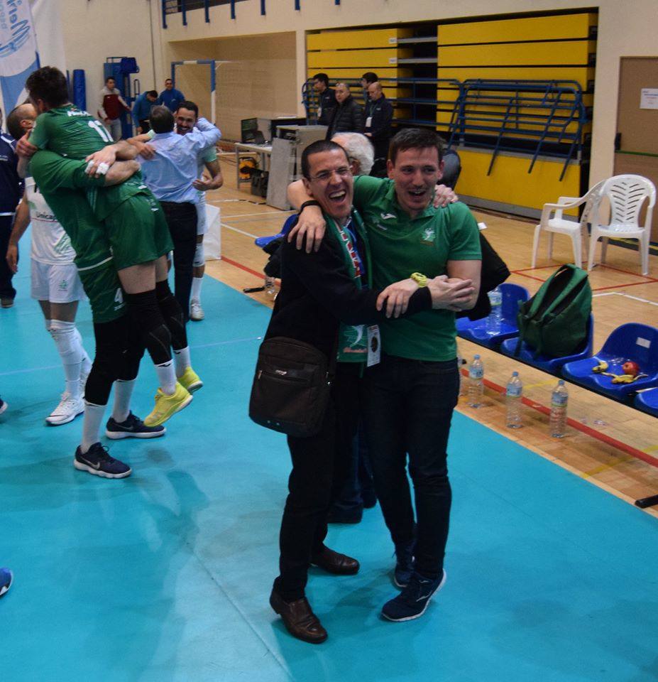 Francisco Sáez celebra con Guille Carmona la Copa del Rey ganada en Melilla. 