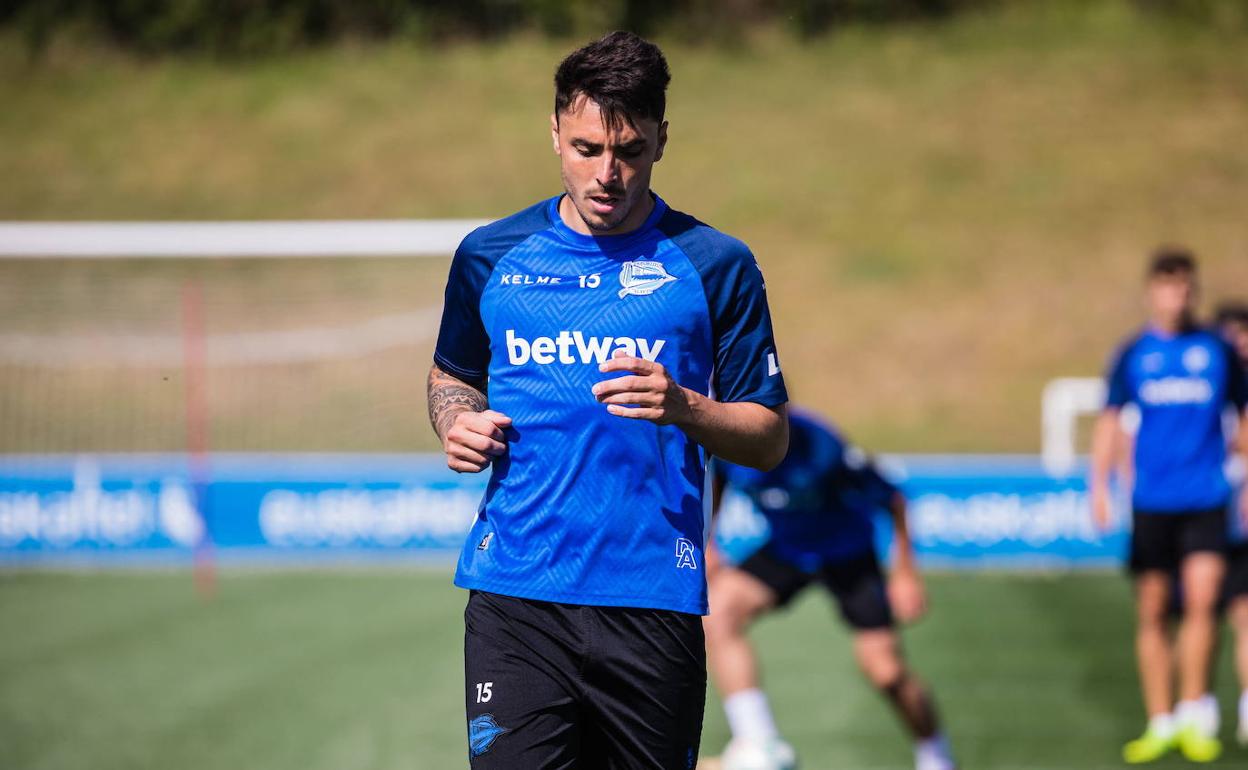 Ximo Navarro, en un entrenamiento con el Alavés. 