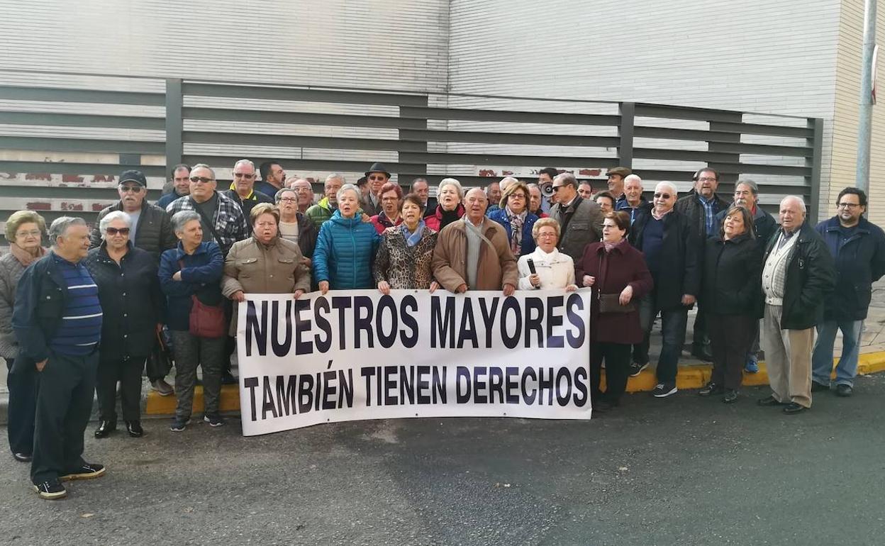 Concentración vecinal reclamando el centro de día de mayores de Santa Isabel. 