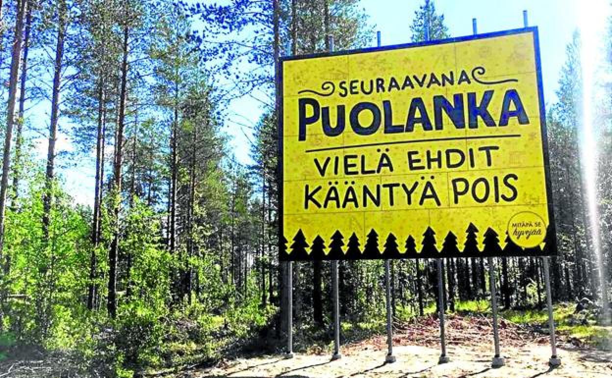 Un enorme cartel a la entrada del pueblo advierte al visitante de que está entrando en Puolanka y está a tiempo de darse la vuelta. 