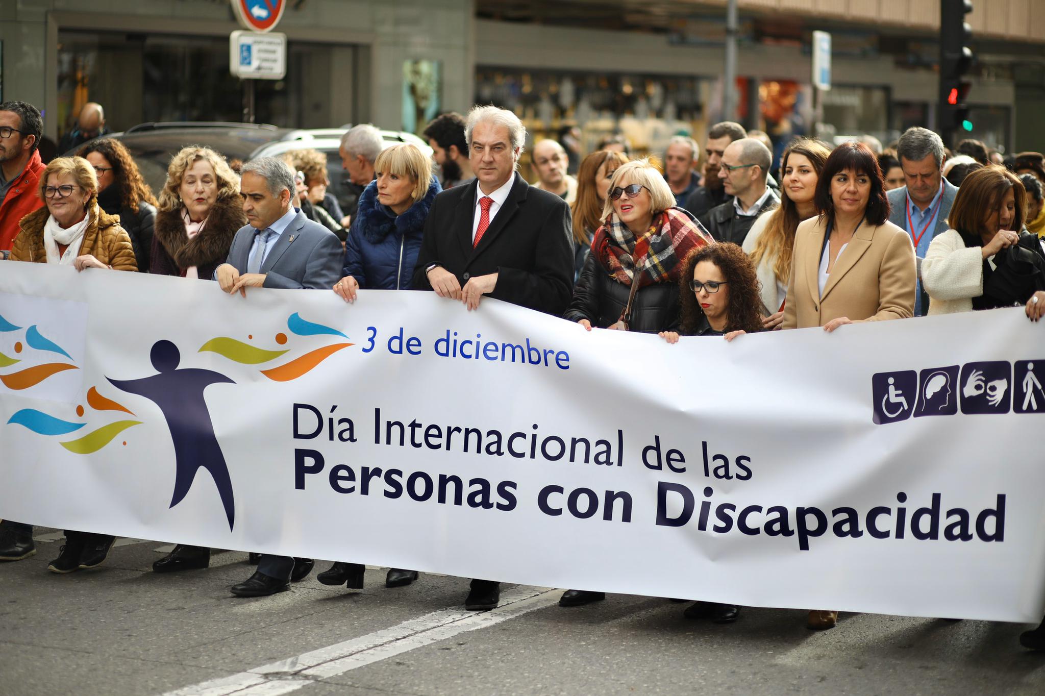 Unas 200 personas han participado en la marcha solidaria con motivo del 'Día internacional de las personas con discapidad' 
