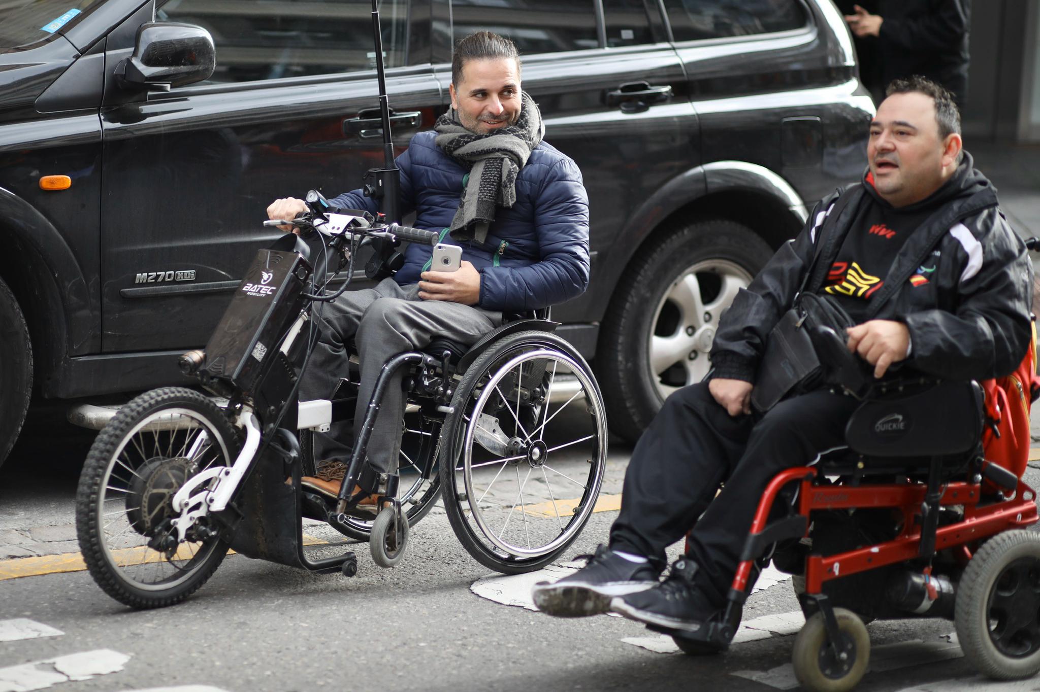 Unas 200 personas han participado en la marcha solidaria con motivo del 'Día internacional de las personas con discapidad' 