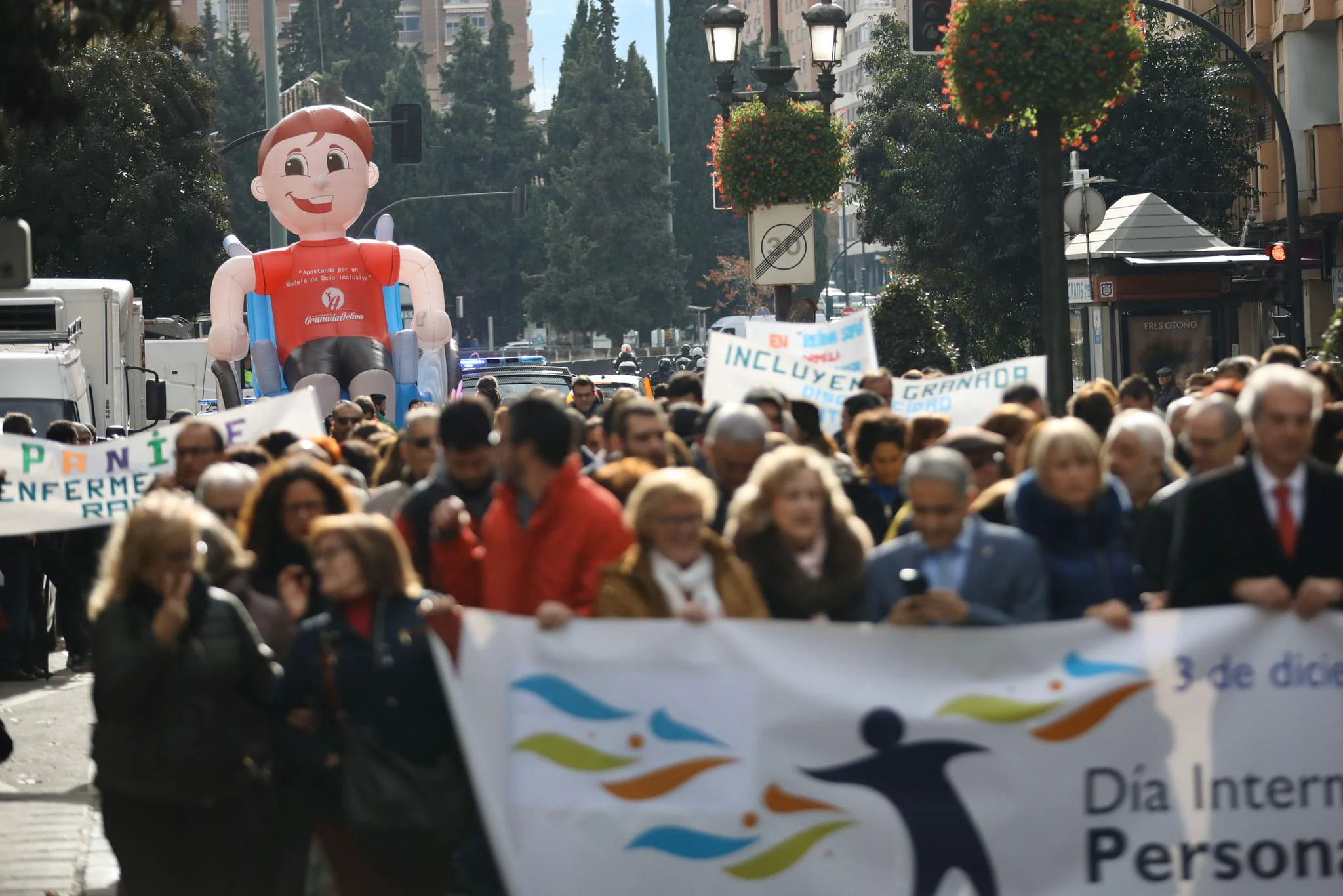 Unas 200 personas han participado en la marcha solidaria con motivo del 'Día internacional de las personas con discapidad' 