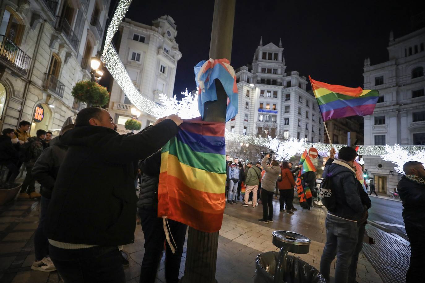 Fotos: Protesta en Granada por la retirada de los colores del arcoíris del mobiliario urbano