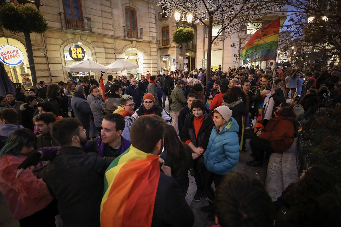 Fotos: Protesta en Granada por la retirada de los colores del arcoíris del mobiliario urbano