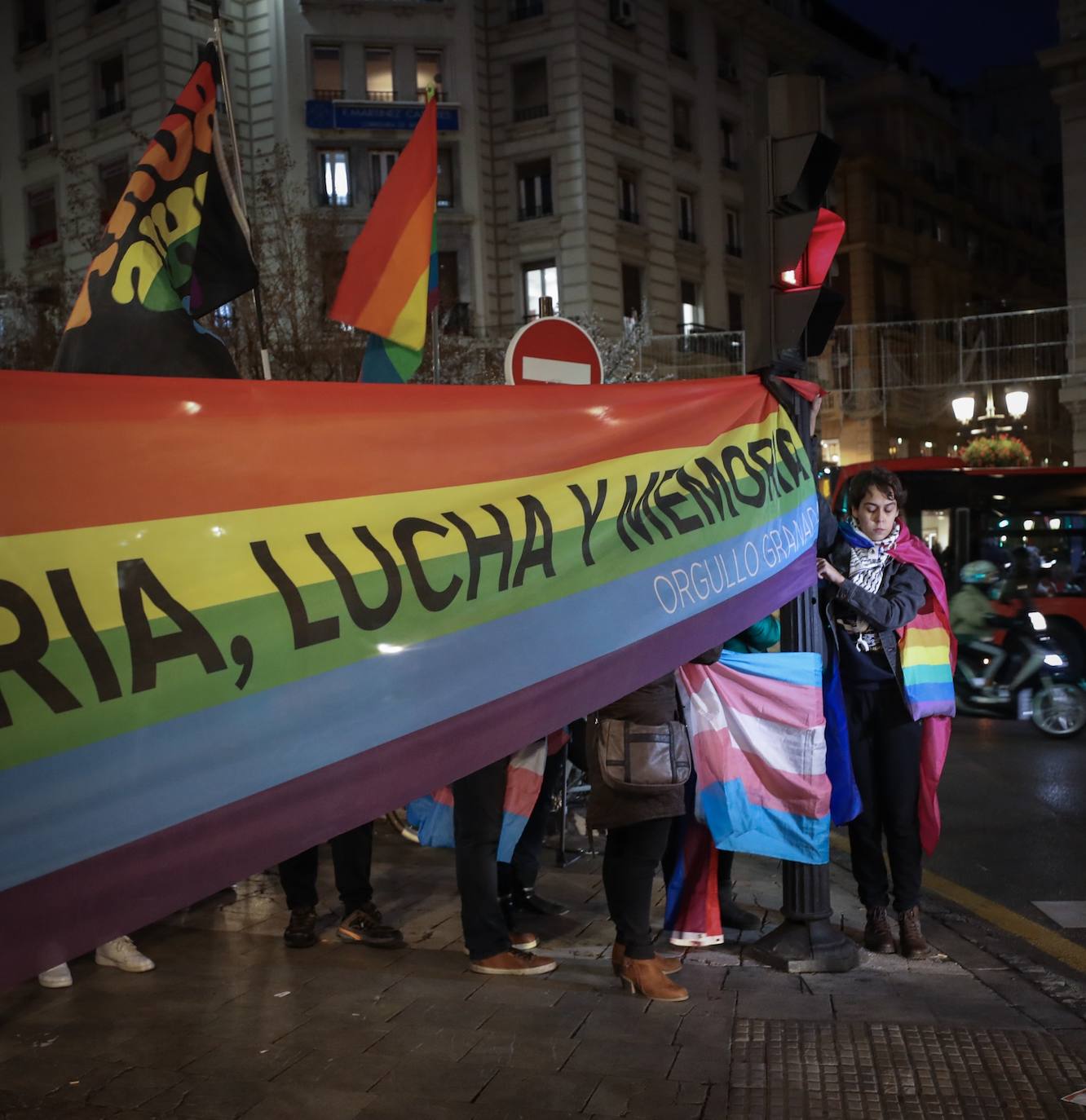 Fotos: Protesta en Granada por la retirada de los colores del arcoíris del mobiliario urbano