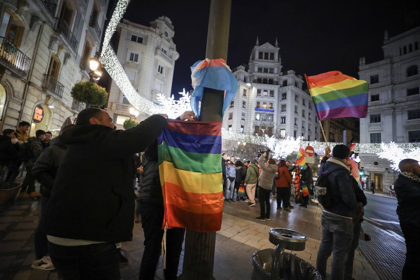 Fotos: Protesta en Granada por la retirada de los colores del arcoíris del mobiliario urbano