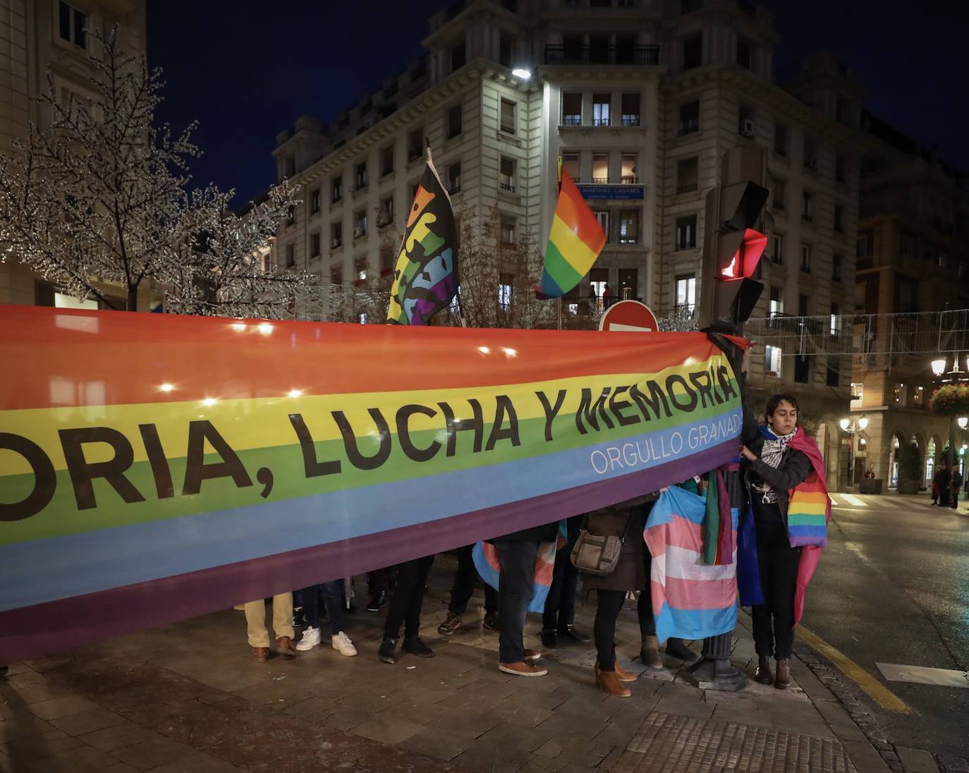 Fotos: Protesta en Granada por la retirada de los colores del arcoíris del mobiliario urbano