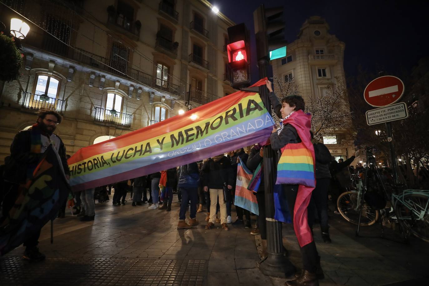 Fotos: Protesta en Granada por la retirada de los colores del arcoíris del mobiliario urbano