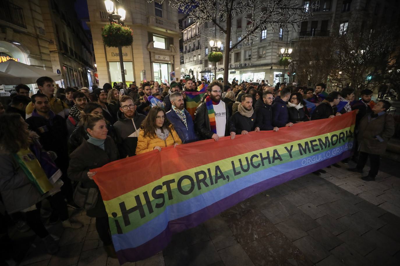 Fotos: Protesta en Granada por la retirada de los colores del arcoíris del mobiliario urbano