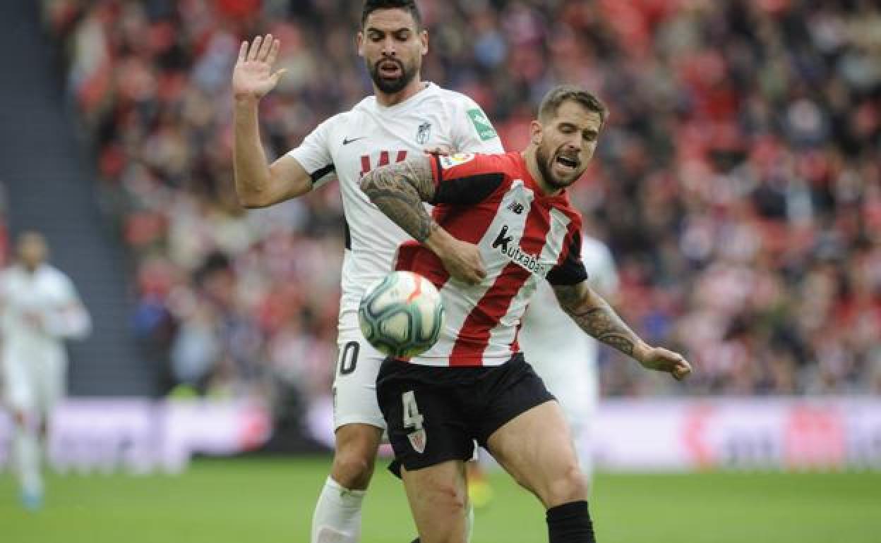 Antonio Puertas pelea un balón en el Athletic-Granada. 