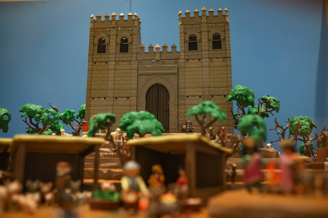 La Cofradía de los Estudiantes ha elaborado uno de los belenes más singulares que se hayan visto en la ciudad con un tamaño de 20 metros de ancho y más de 1.000 figuras