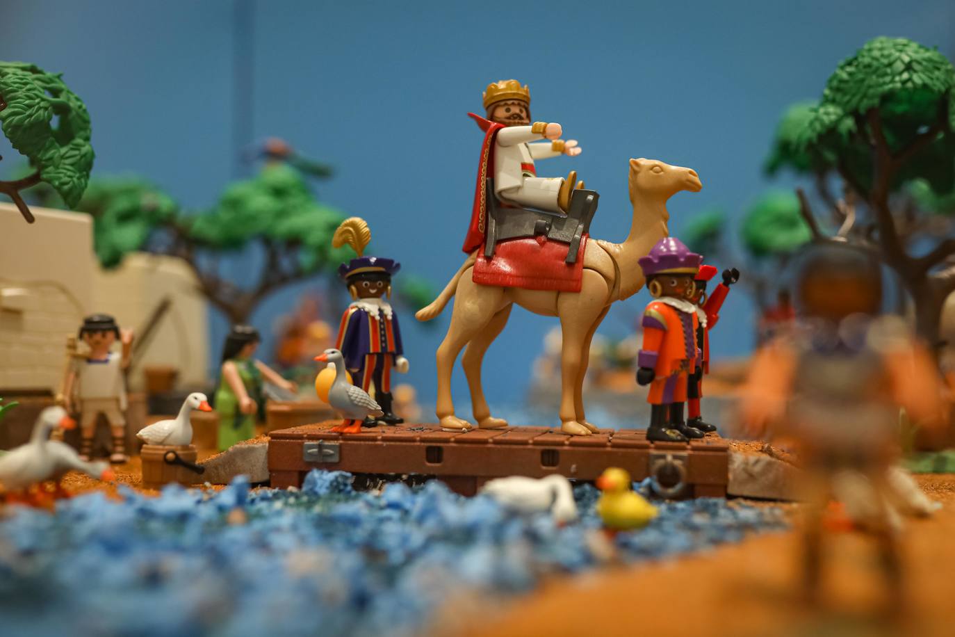 La Cofradía de los Estudiantes ha elaborado uno de los belenes más singulares que se hayan visto en la ciudad con un tamaño de 20 metros de ancho y más de 1.000 figuras