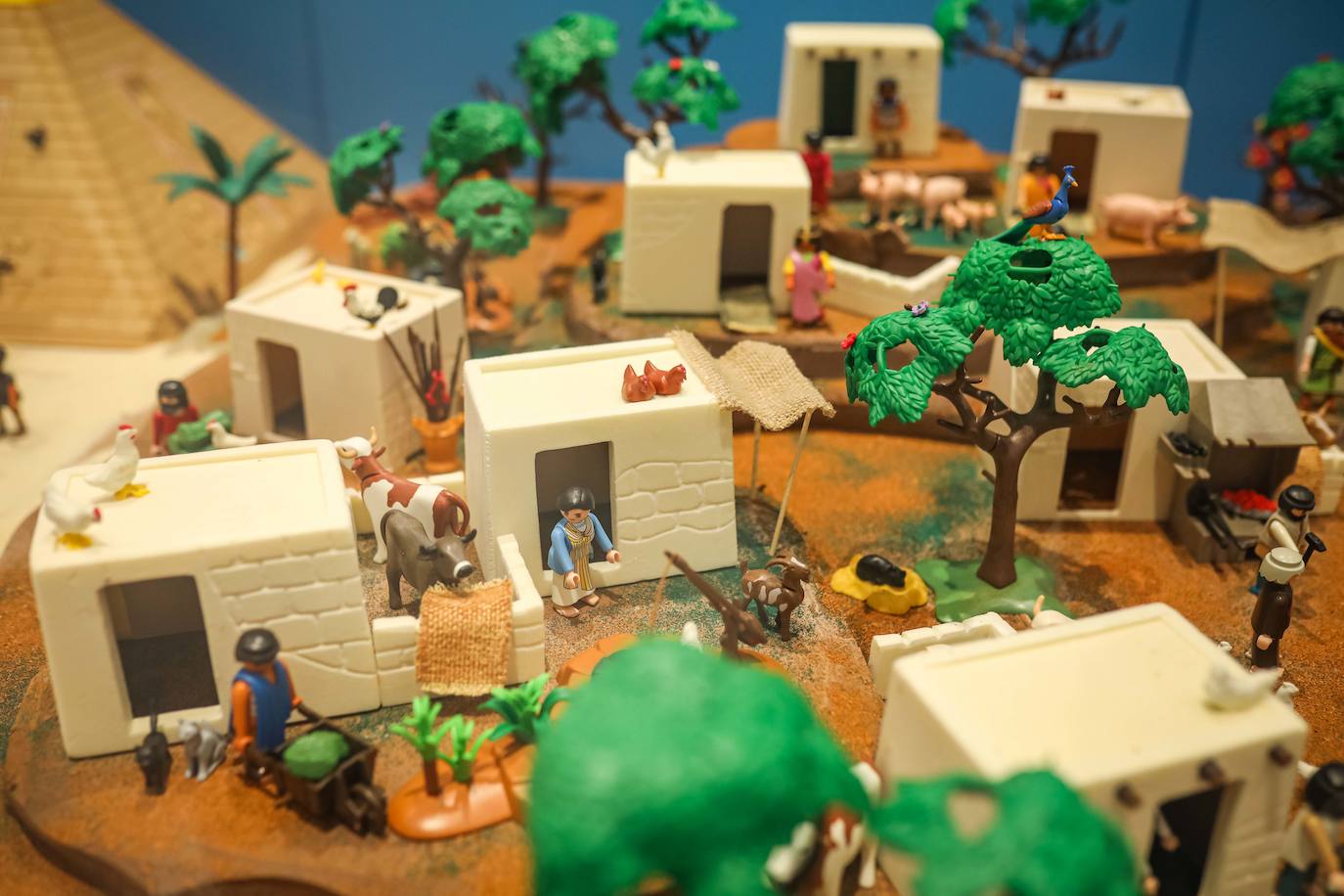 La Cofradía de los Estudiantes ha elaborado uno de los belenes más singulares que se hayan visto en la ciudad con un tamaño de 20 metros de ancho y más de 1.000 figuras