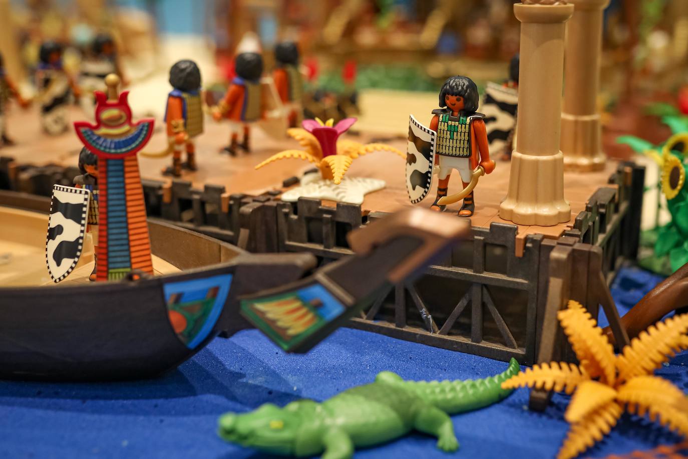 La Cofradía de los Estudiantes ha elaborado uno de los belenes más singulares que se hayan visto en la ciudad con un tamaño de 20 metros de ancho y más de 1.000 figuras