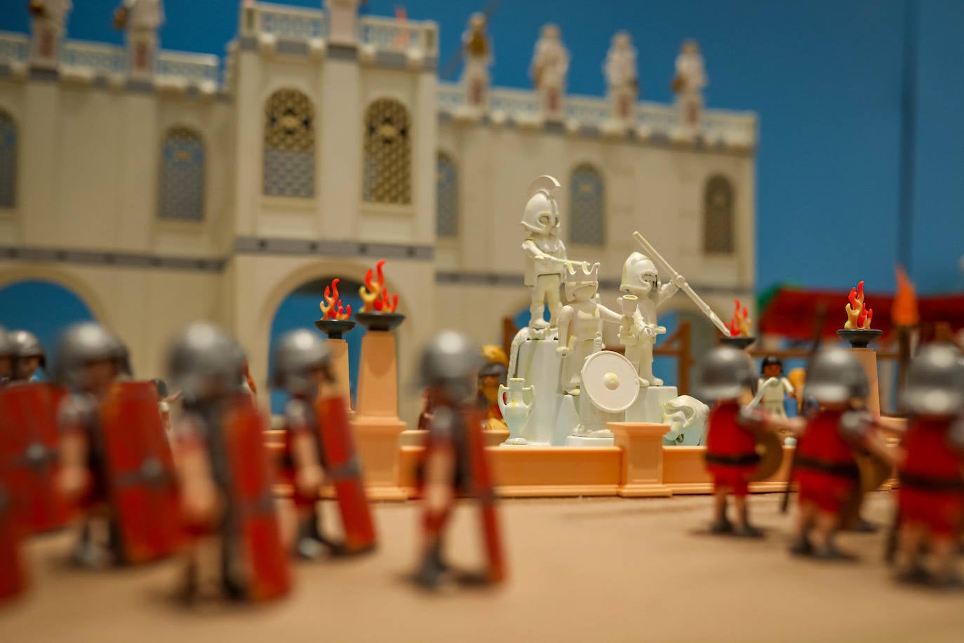 La Cofradía de los Estudiantes ha elaborado uno de los belenes más singulares que se hayan visto en la ciudad con un tamaño de 20 metros de ancho y más de 1.000 figuras