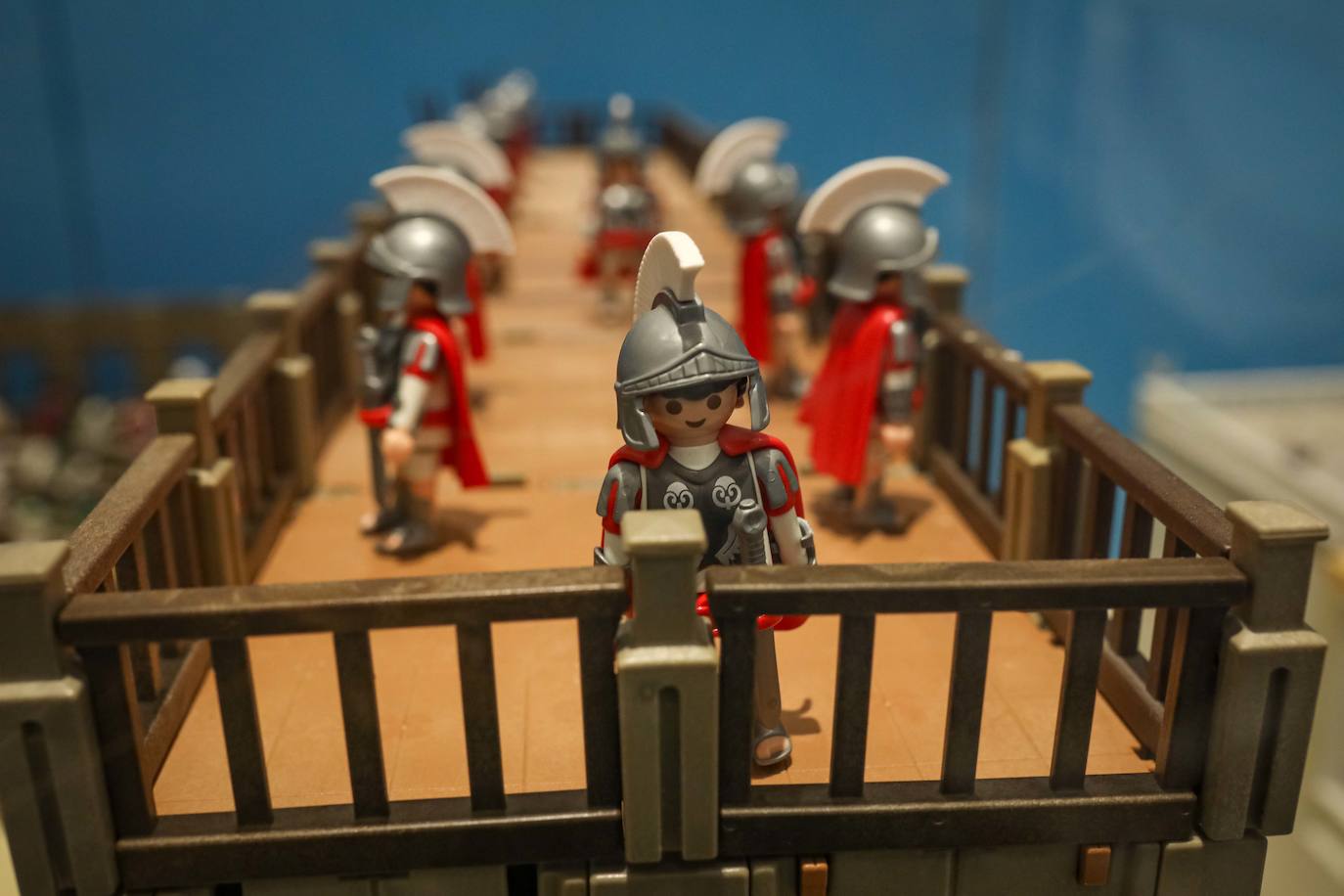 La Cofradía de los Estudiantes ha elaborado uno de los belenes más singulares que se hayan visto en la ciudad con un tamaño de 20 metros de ancho y más de 1.000 figuras