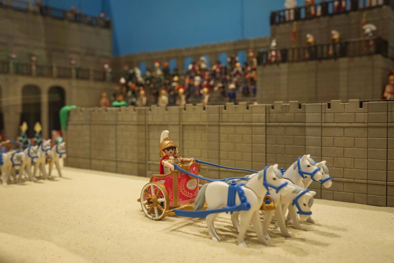 La Cofradía de los Estudiantes ha elaborado uno de los belenes más singulares que se hayan visto en la ciudad con un tamaño de 20 metros de ancho y más de 1.000 figuras