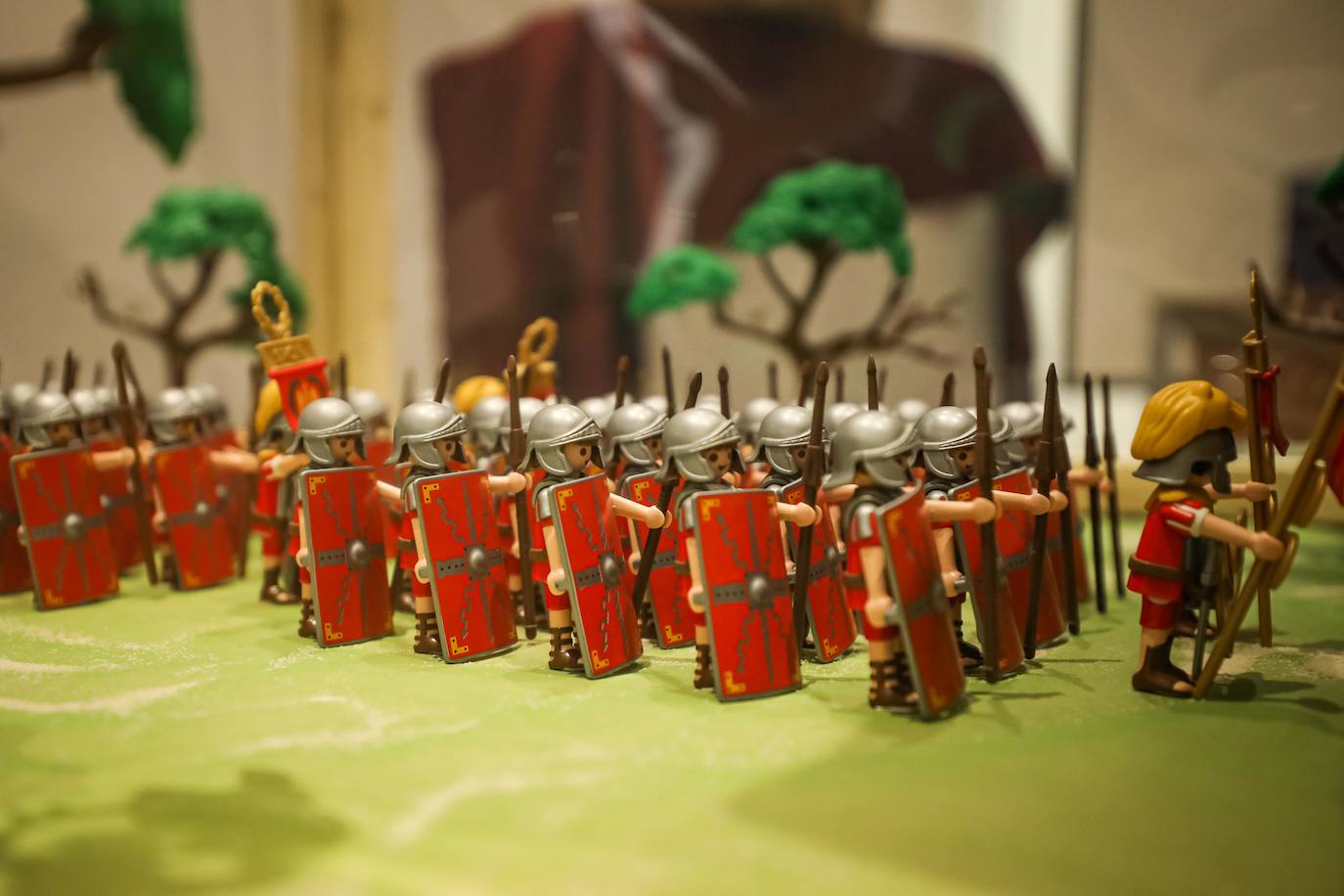 La Cofradía de los Estudiantes ha elaborado uno de los belenes más singulares que se hayan visto en la ciudad con un tamaño de 20 metros de ancho y más de 1.000 figuras