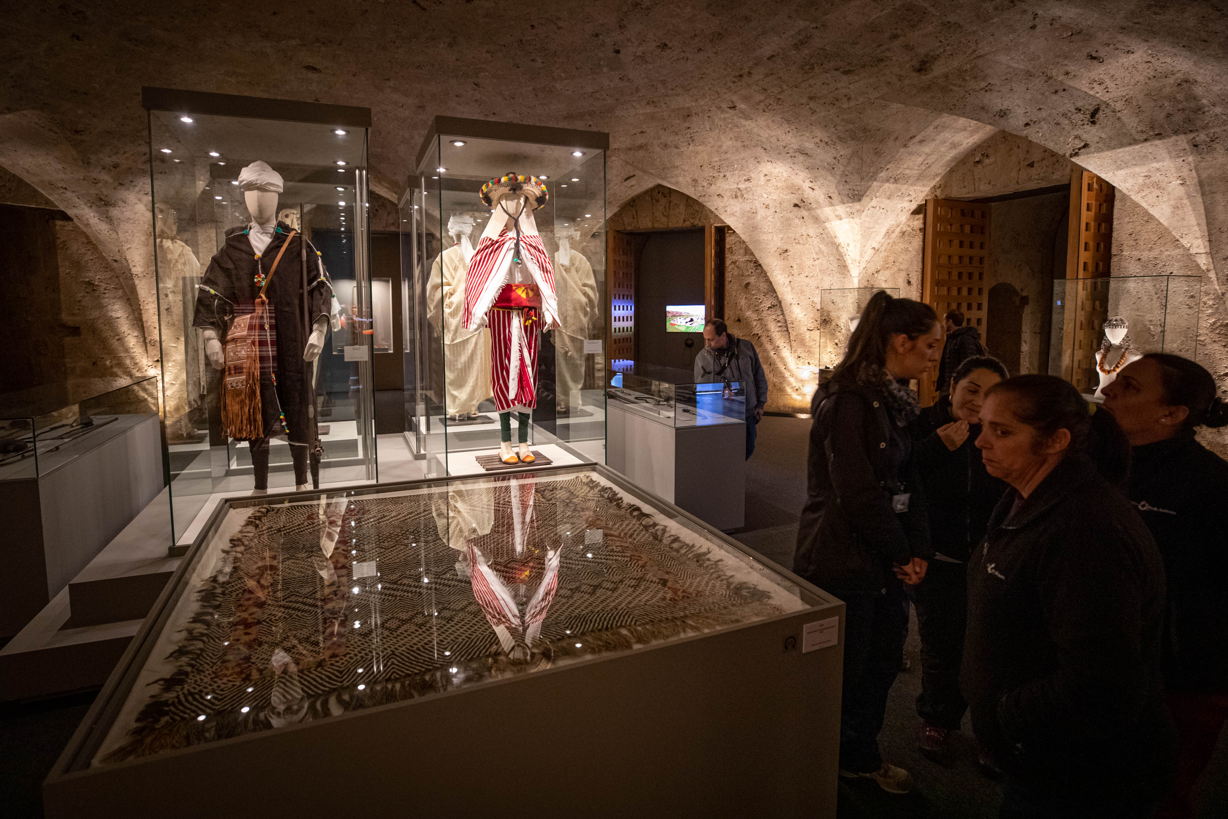 La muestra, expuesta en la Alhambra, ha sido inaugurada por la reina Letizia | Está compuesta de 300 piezas donadas por una familia de Marruecos y por distintos museos