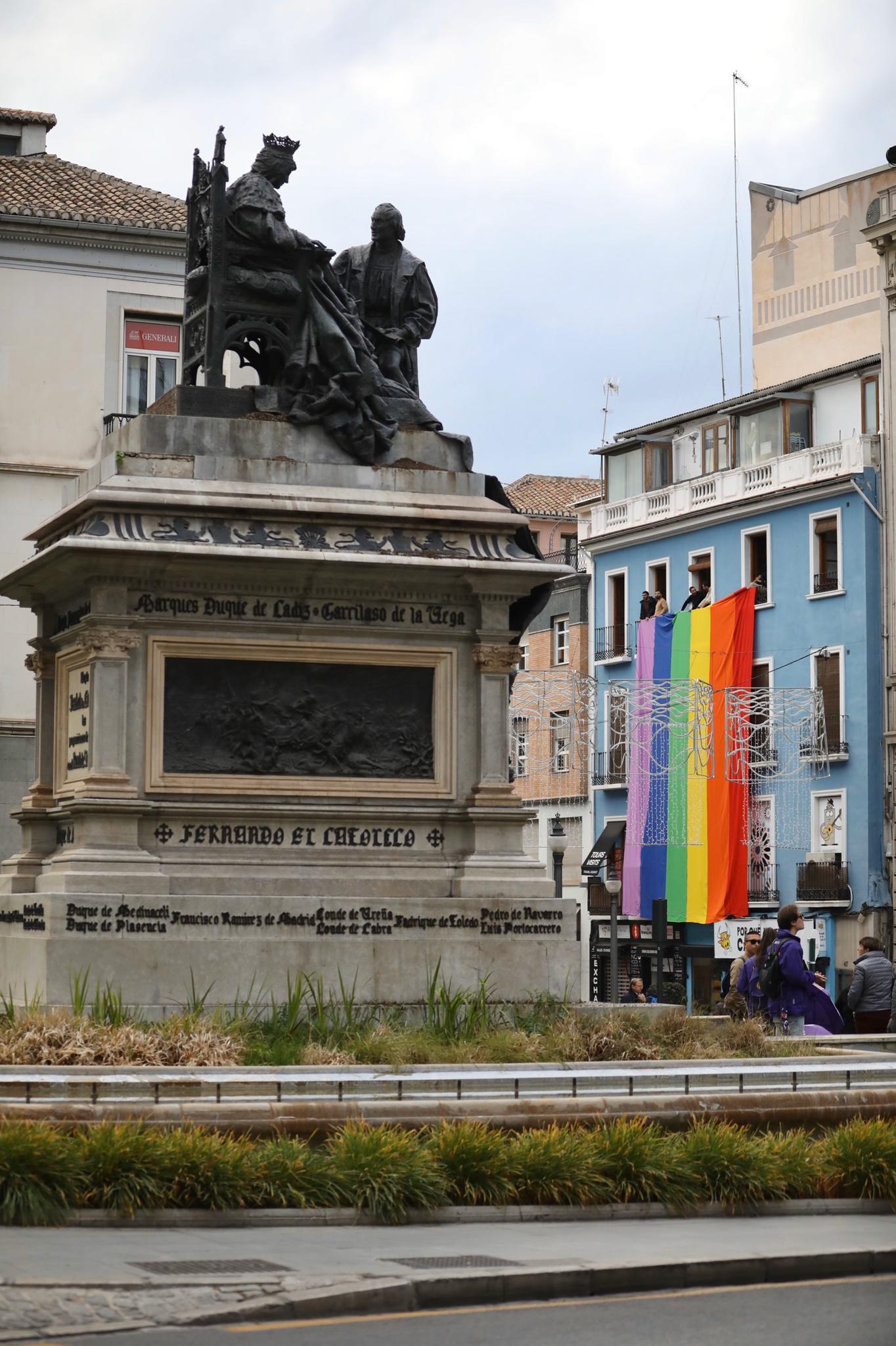 La espontánea reivindicación ha partido de un grupo de granadinos «que ni siquiera nos conocíamos» y que se han convocado a través de las redes sociales para desplegar este símbolo como protesta a la eliminación de los arcoíris de los semáforos por parte del Ayuntamiento de Granada