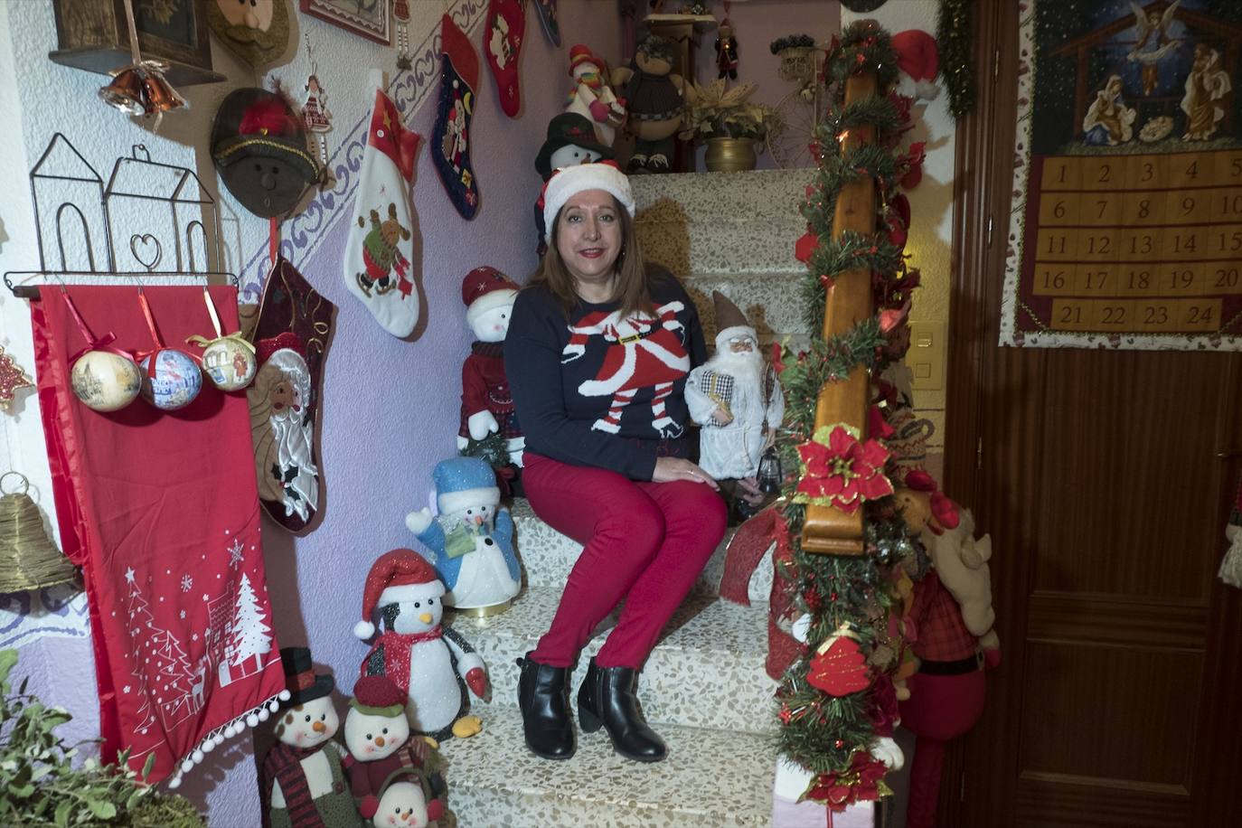 Inmaculada Herrera expone cada año en su vivienda más de 6.000 piezas de decoración navideña