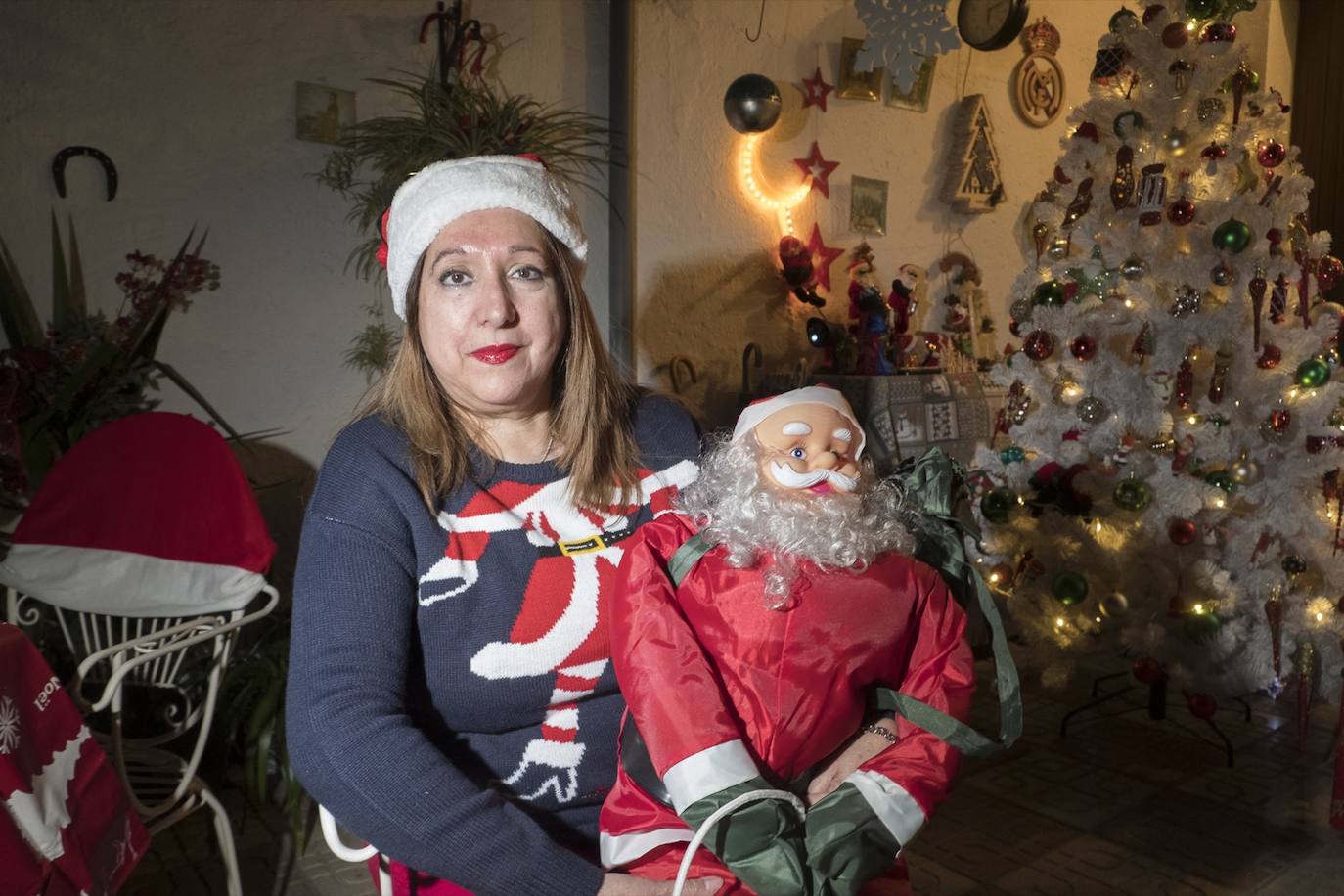Inmaculada Herrera expone cada año en su vivienda más de 6.000 piezas de decoración navideña