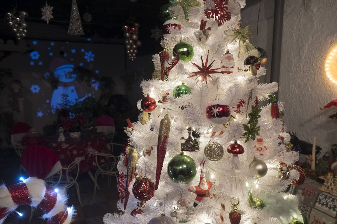 Inmaculada Herrera expone cada año en su vivienda más de 6.000 piezas de decoración navideña
