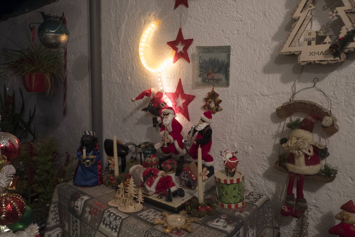 Inmaculada Herrera expone cada año en su vivienda más de 6.000 piezas de decoración navideña