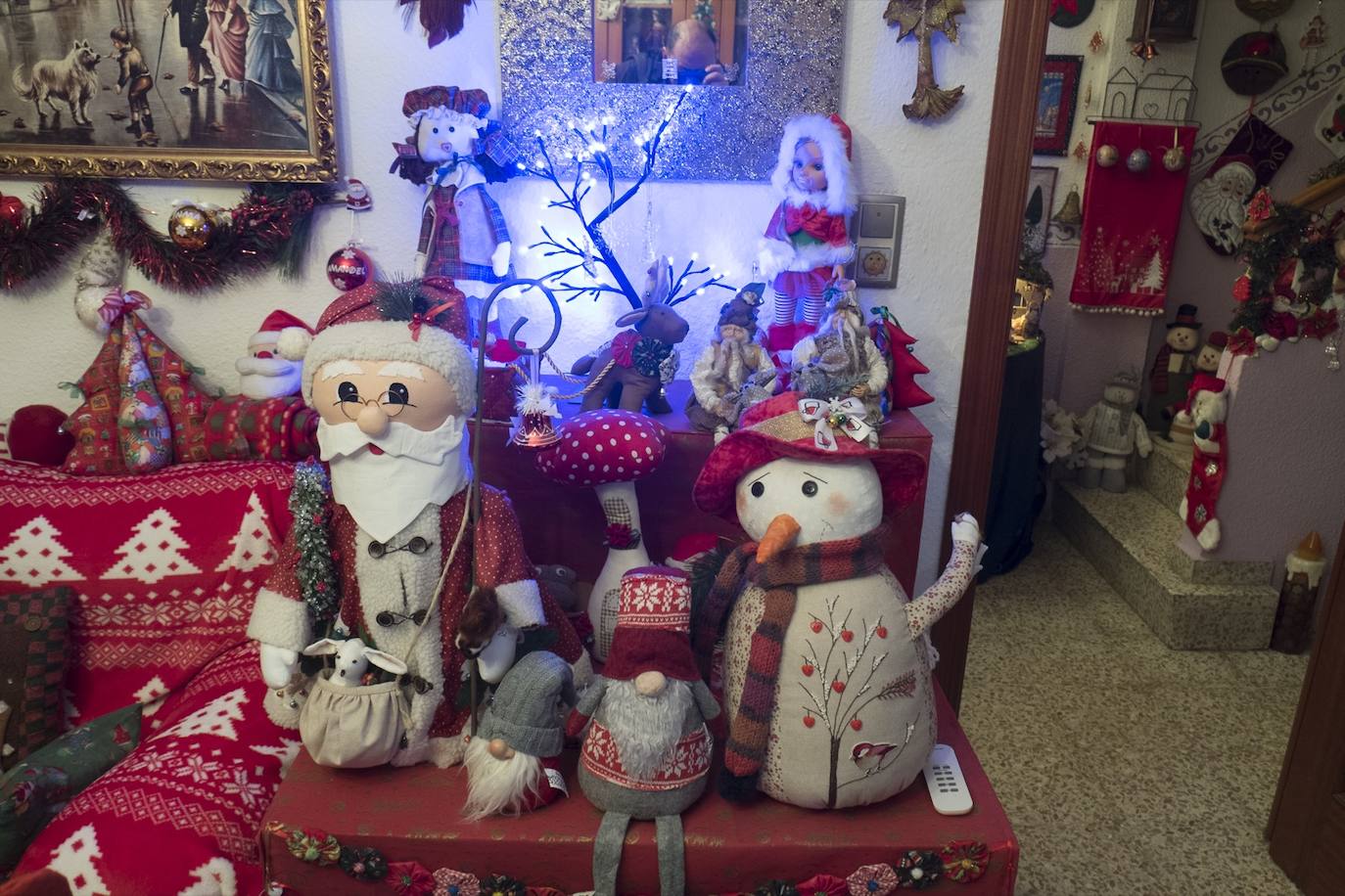 Inmaculada Herrera expone cada año en su vivienda más de 6.000 piezas de decoración navideña