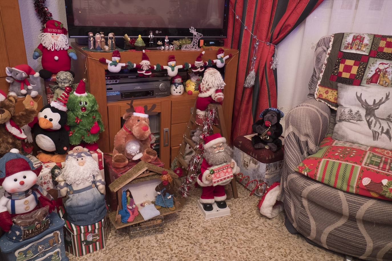 Inmaculada Herrera expone cada año en su vivienda más de 6.000 piezas de decoración navideña