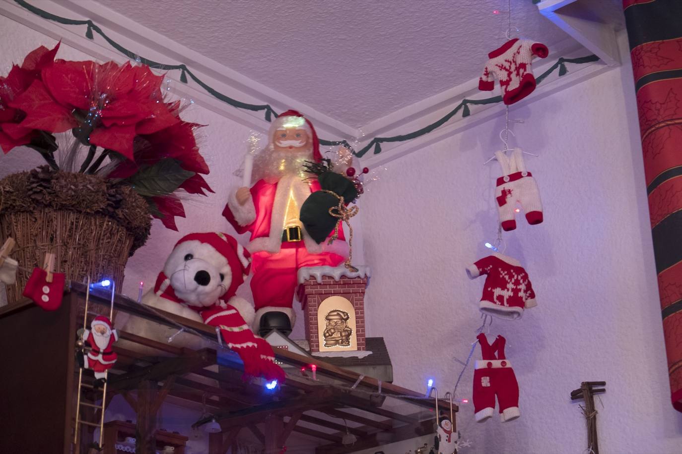 Inmaculada Herrera expone cada año en su vivienda más de 6.000 piezas de decoración navideña