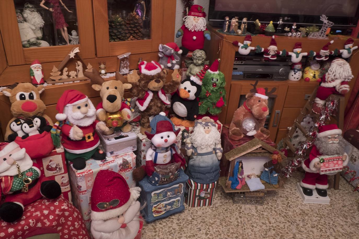 Inmaculada Herrera expone cada año en su vivienda más de 6.000 piezas de decoración navideña