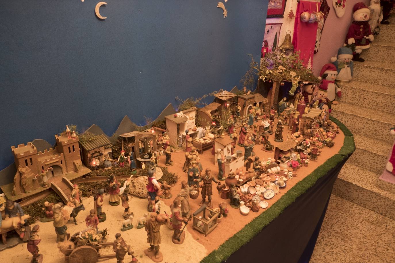 Inmaculada Herrera expone cada año en su vivienda más de 6.000 piezas de decoración navideña