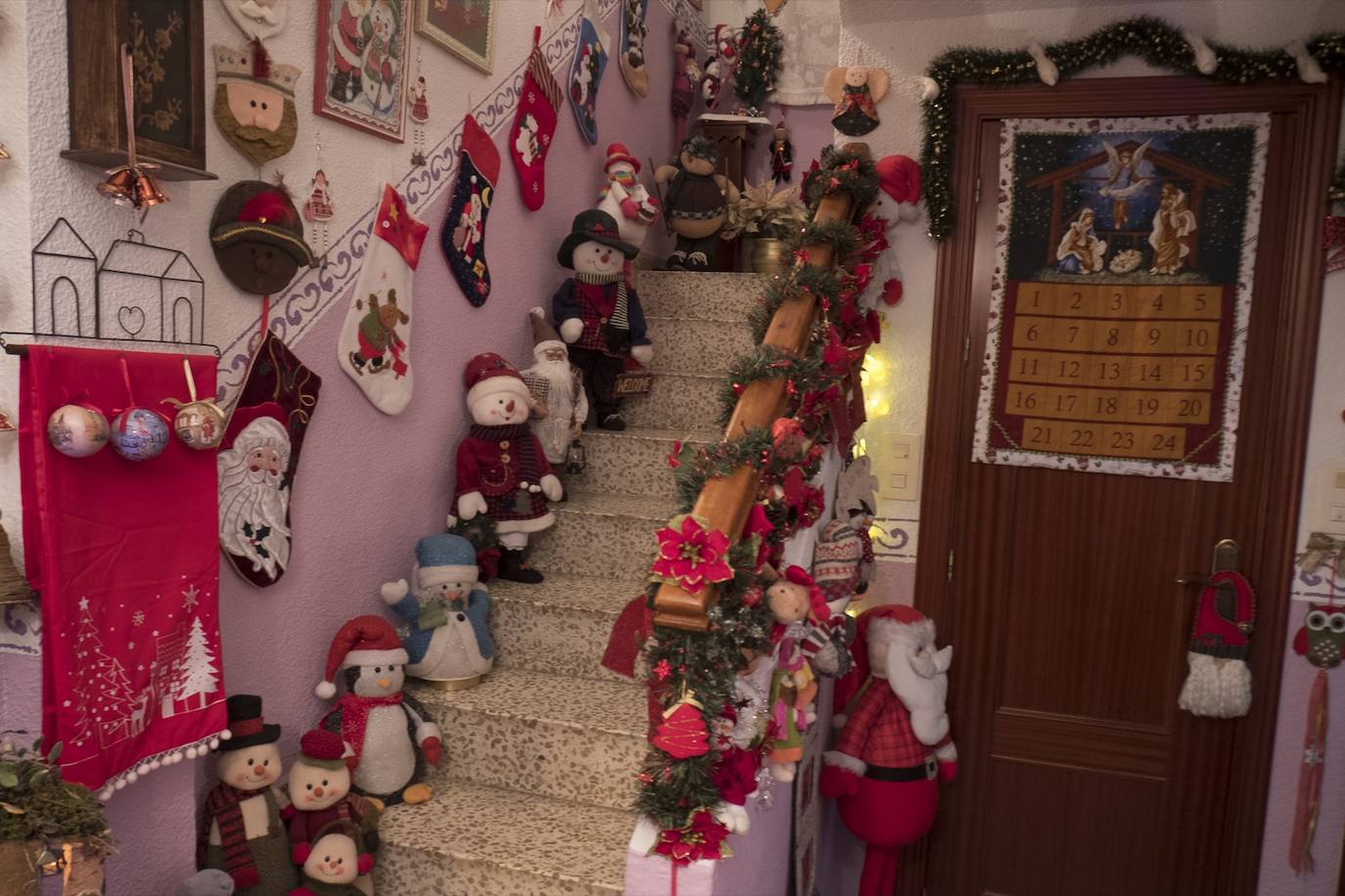 Inmaculada Herrera expone cada año en su vivienda más de 6.000 piezas de decoración navideña