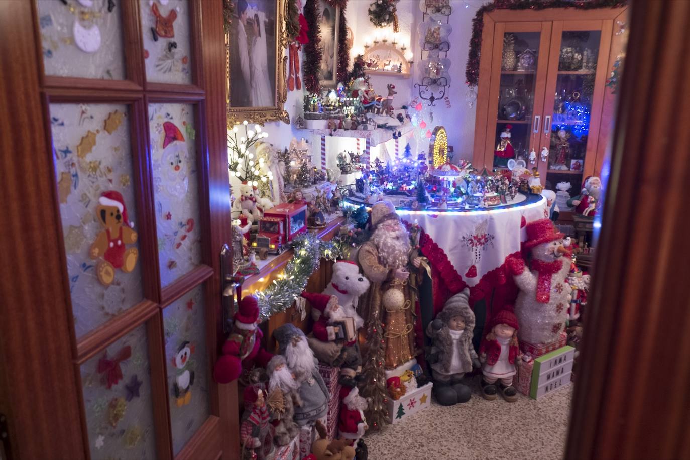 Inmaculada Herrera expone cada año en su vivienda más de 6.000 piezas de decoración navideña