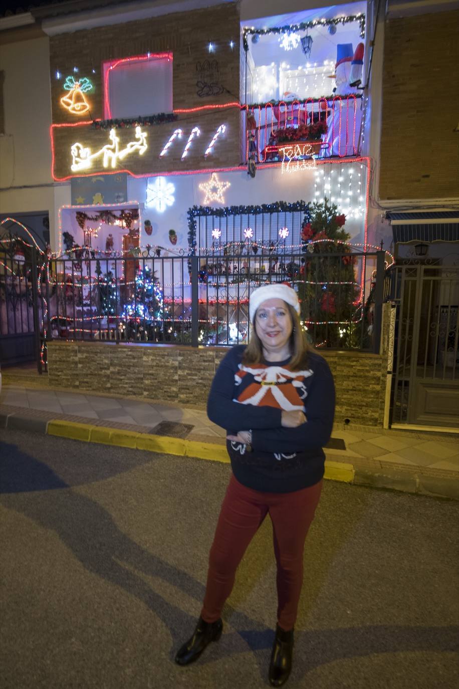 Inmaculada Herrera expone cada año en su vivienda más de 6.000 piezas de decoración navideña