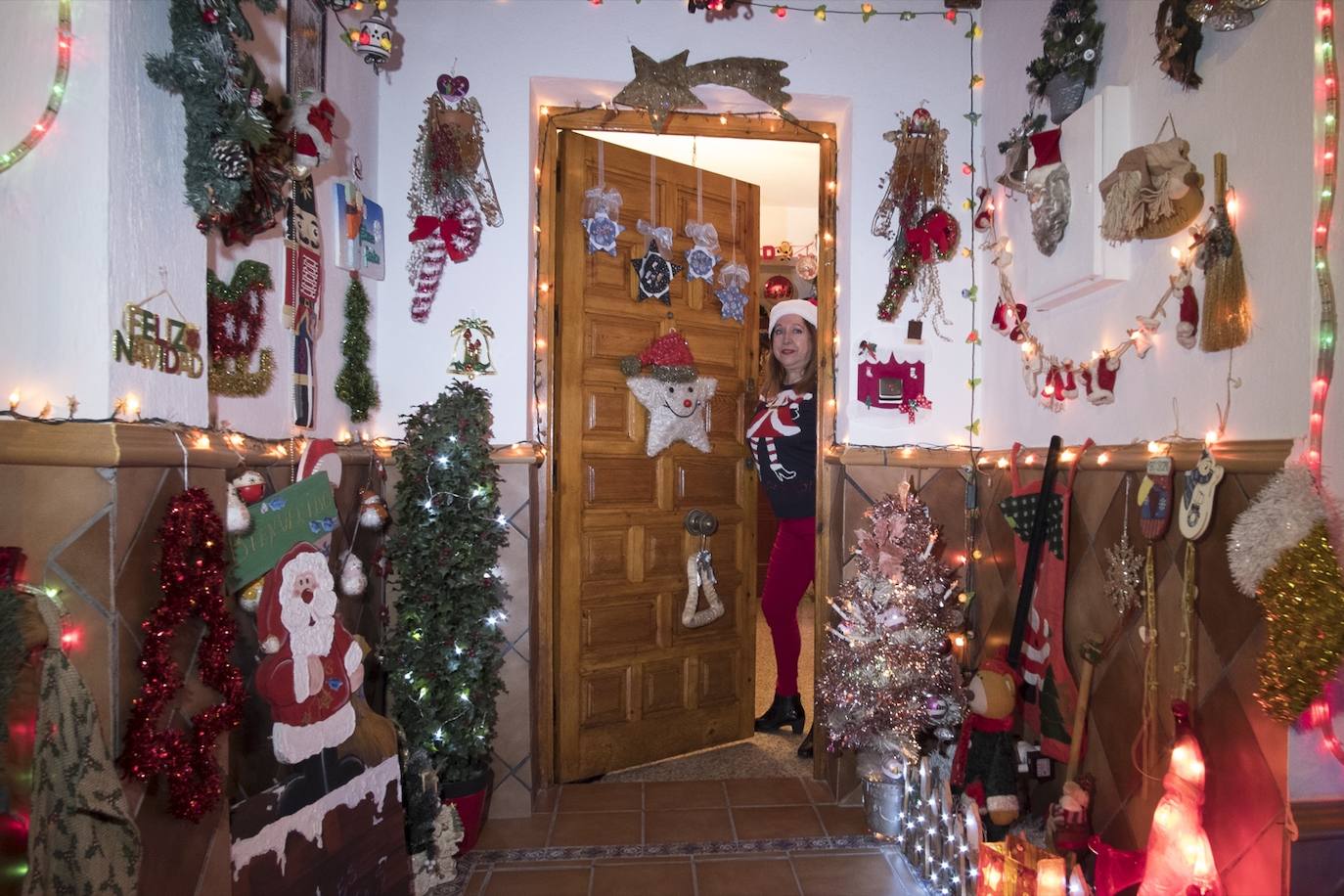 Inmaculada Herrera expone cada año en su vivienda más de 6.000 piezas de decoración navideña