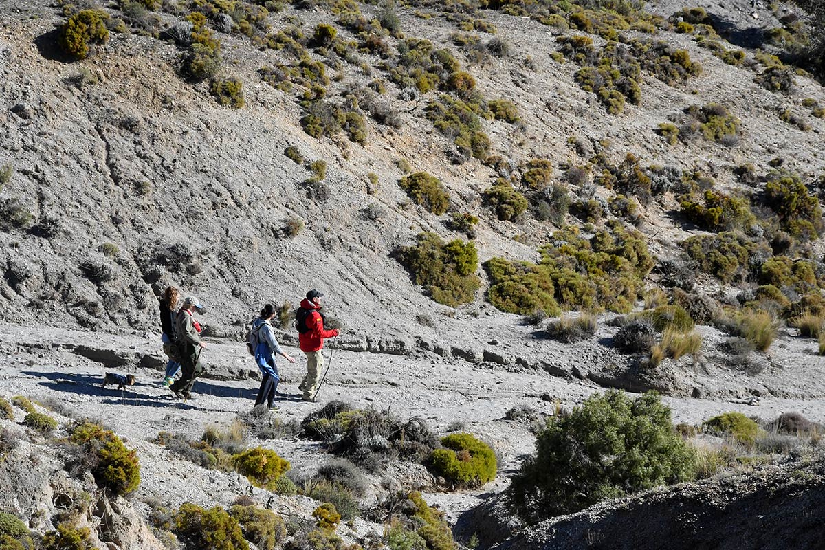 Montañeros se dirigen hacia los arenales