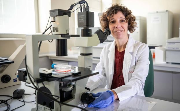 Elena Gómez-Díaz, en su laboratorio en el PTS de Granada.