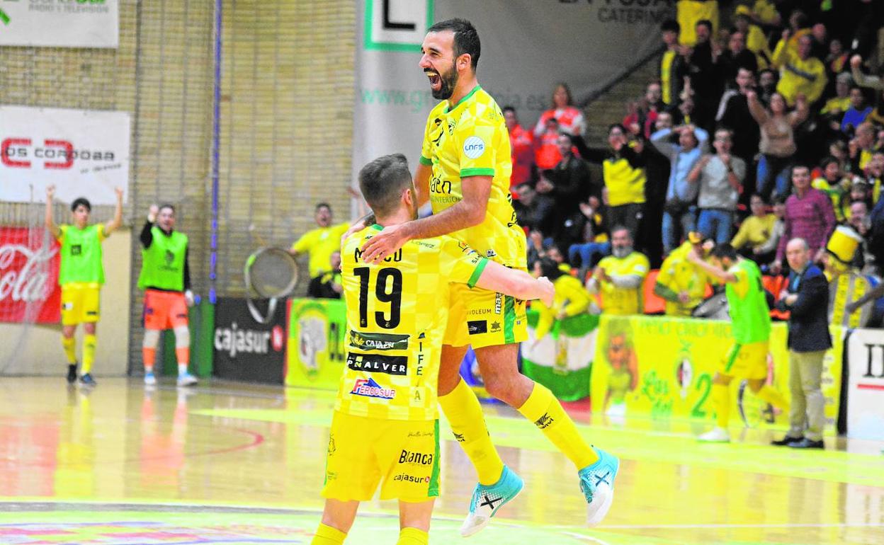 Maico abraza al gaditano Carlitos, autor ayer de tres tantos en el segundo round. 