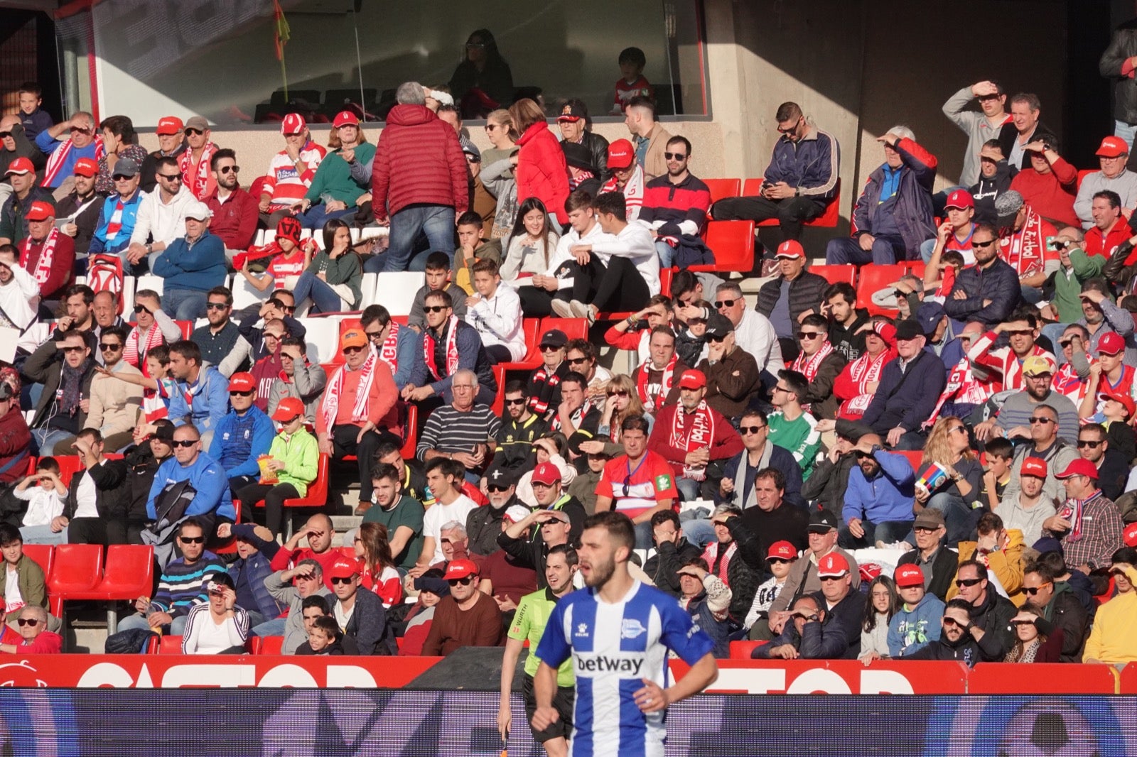 Echamos un vistazo a la grada para recopilar las mejores fotos de la afición. 