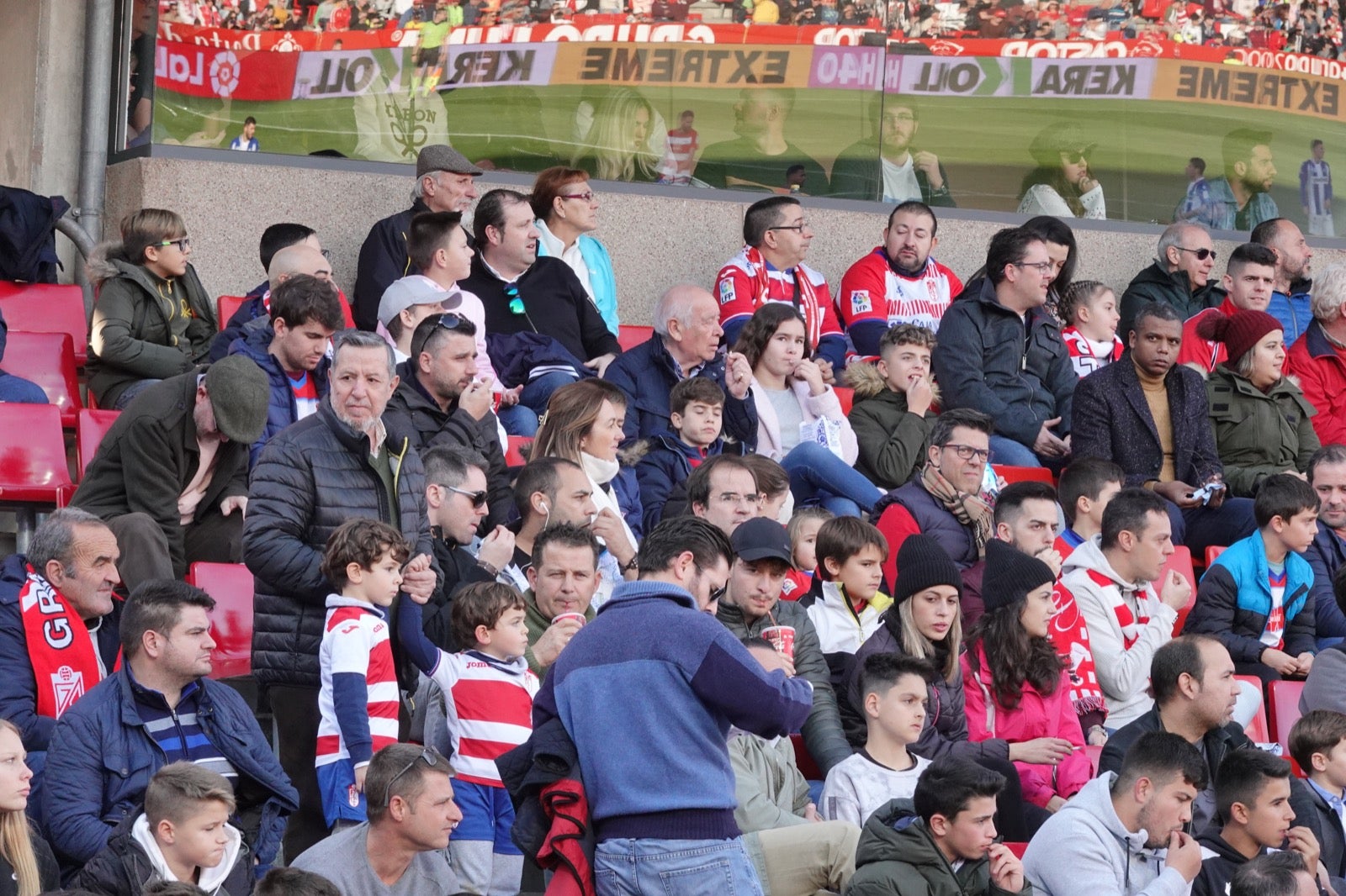 Echamos un vistazo a la grada para recopilar las mejores fotos de la afición. 