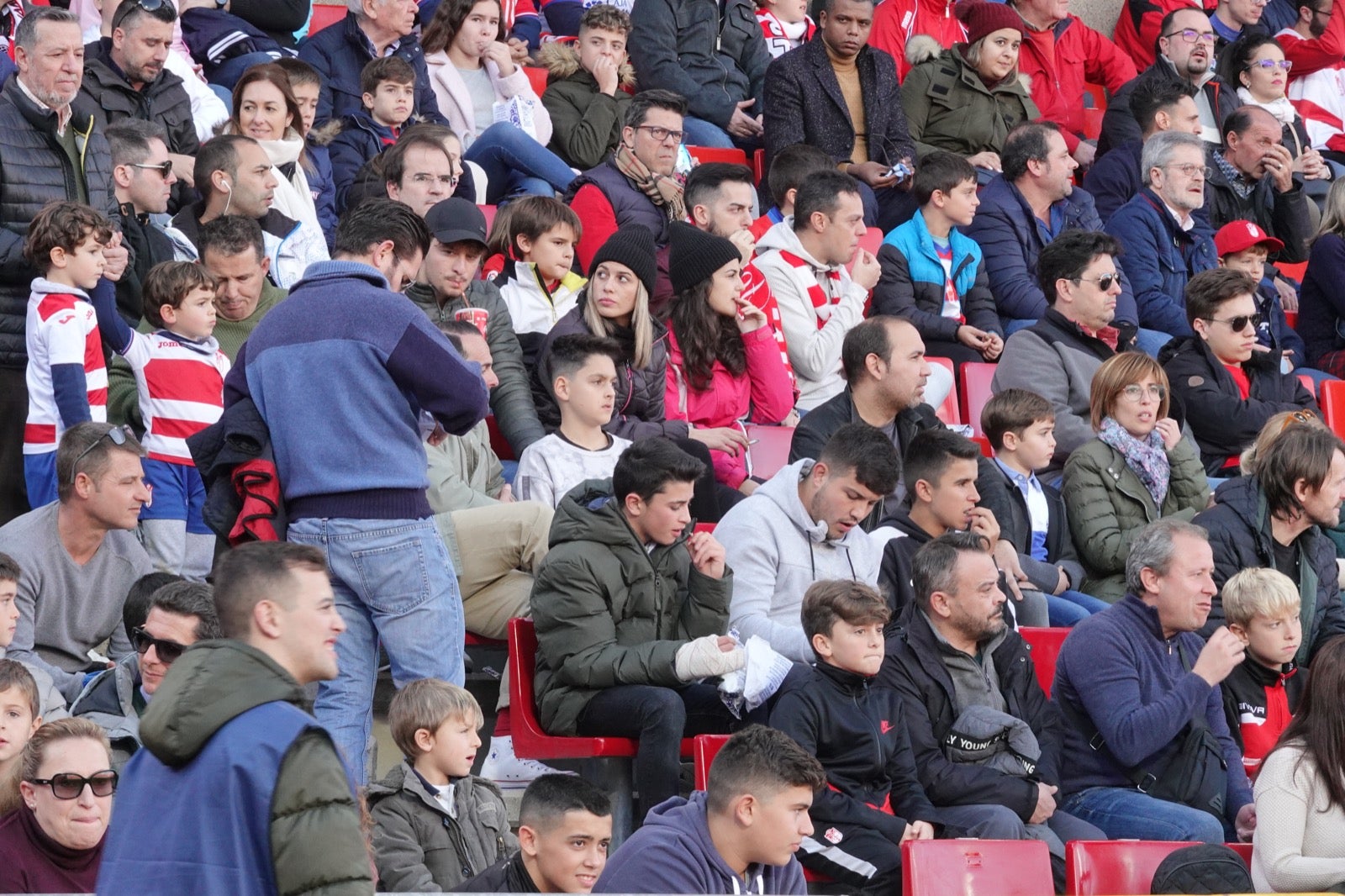 Echamos un vistazo a la grada para recopilar las mejores fotos de la afición. 